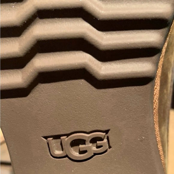 UGG Brown Rain and Snow Boots with Rubber Sole and Leather Upper - Picture 7 of 9